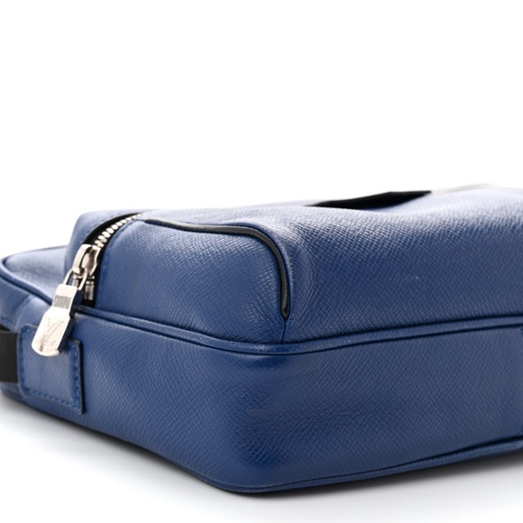 authentic LOUIS VUITTON Taiga Outdoor Messenger - Picture 8 of 13